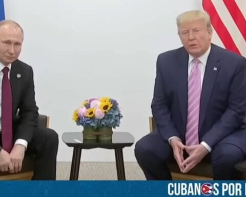 El presidente de Estados Unidos, Donald Trump, anunció este viernes que se reunirá con su homólogo ruso, Vladímir Putin, el próximo 15 de agosto en Alaska, con el objetivo de buscar una solución al conflicto en Ucrania, que lleva más de tres años de enfrentamientos desde la invasión rusa en febrero de 2022.