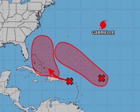 Especialistas monitorean dos ondas tropicales en el Atlántico