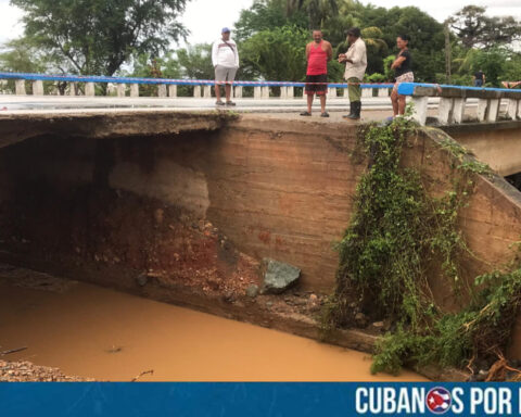 Un puente en Santiago de Cuba quedó al borde del colapso tras las intensas lluvias que se han registrado en el oriente de la isla en los últimos días.