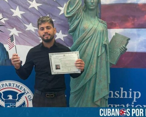 El boxeador cubano Robeisy “El Tren” Ramírez celebró este lunes que ya es ciudadano americano.