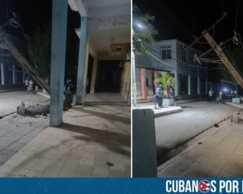 Un camión tumbó un poste de electricidad la noche de este lunes 15 de septiembre en el bulevar de la ciudad de Vertientes, en Camagüey.