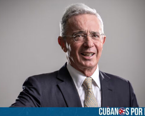 El expresidente de Colombia, Álvaro Uribe Vélez, recibió un fallo absolutorio en segunda instancia por parte del Tribunal Superior de Bogotá, desestimando de manera definitiva las acusaciones que pesaban en su contra por los delitos de fraude procesal y soborno en actuación penal.