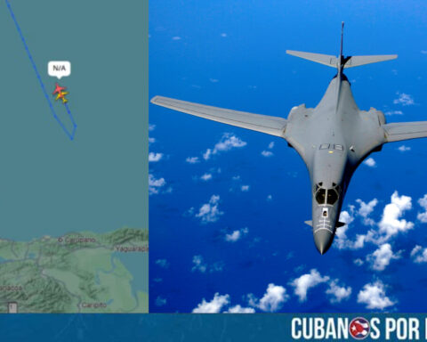 La Fuerza Aérea de Estados Unidos desplegó este jueves dos bombarderos estratégicos B-1B que realizaron un sobrevuelo en el mar Caribe cerca de las costas de Venezuela.