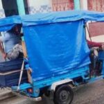 Hasta morir es difícil en Cuba: Trasladan féretro en triciclo eléctrico por falta de carro fúnebre en Villa Clara