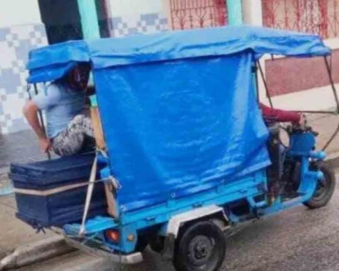 Hasta morir es difícil en Cuba: Trasladan féretro en triciclo eléctrico por falta de carro fúnebre en Villa Clara