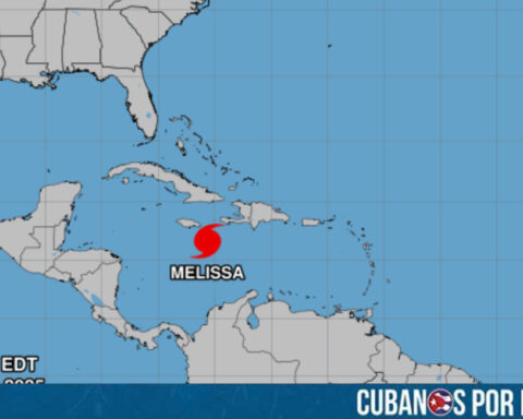Melissa alcanzó la categoría de huracán este sábado mientras continúa avanzando en el mar Caribe tras intensificarse rápidamente desde tormenta tropical, activando alertas en países como Jamaica, Haití y República Dominicana.
