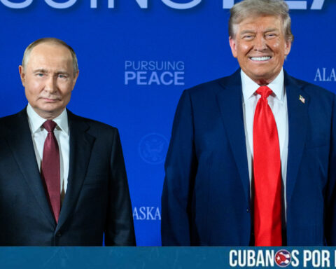 El presidente de Estados Unidos, Donald Trump, impuso sanciones severas a las dos mayores petroleras rusas, Rosneft y Lukoil, junto con más de 30 de sus filiales, en respuesta a la "falta de compromiso serio" de Vladímir Putin con un proceso de paz en Ucrania.