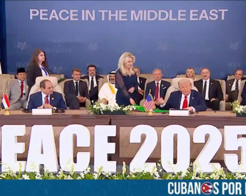 El presidente de Estados Unidos, Donald Trump, encabezó la firma de un acuerdo de paz en Medio Oriente que busca poner fin a la guerra en Gaza.