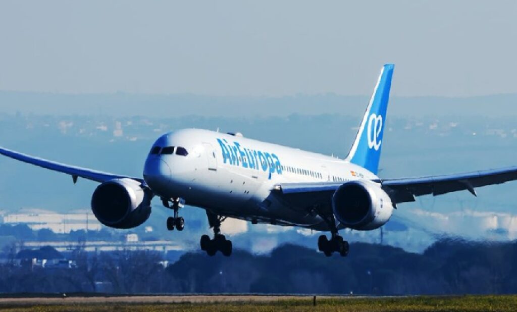 Crece la lista de aerolíneas que suspenden sus vuelos hacia Venezuela tras tensiones en el Mar Caribe