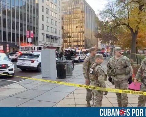 Un tiroteo registrado esta tarde cerca de la Casa Blanca dejó a dos miembros de la Guardia Nacional de Estados Unidos en condición crítica, en un incidente que las autoridades describen como un ataque dirigido contra personal militar.