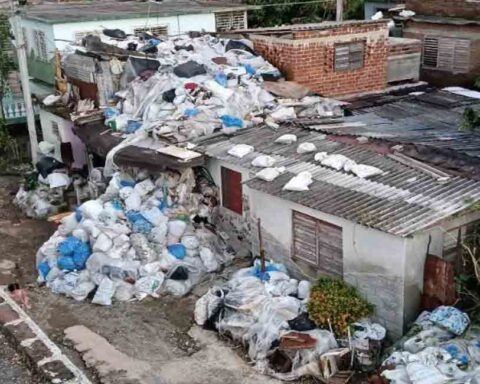 Denuncian enorme basurero en una calle de Holguín