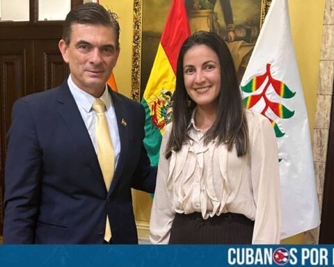 El presidente de Bolivia, Rodrigo Paz Pereira, recibió a la líder opositora cubana, Rosa María Payá, durante su primer día de gestión al frente del país sudamericano.