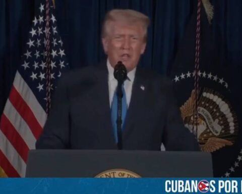 El presidente de Estados Unidos, Donald Trump, reaccionó al tiroteo que dejó gravemente heridos a dos miembros de la Guardia Nacional en las inmediaciones de la Casa Blanca, calificando el hecho como “un acto de terrorismo”.