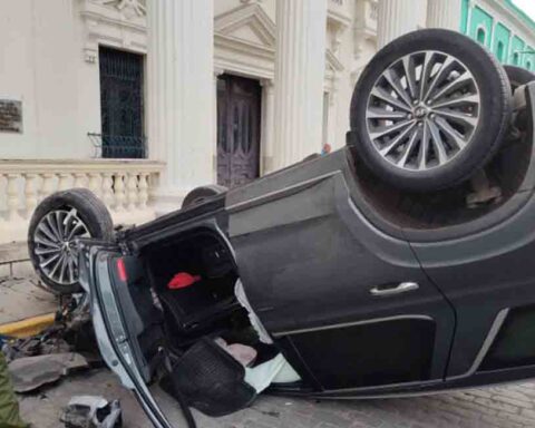 Vehículo termina volcado tras perder el control en Santa Clara
