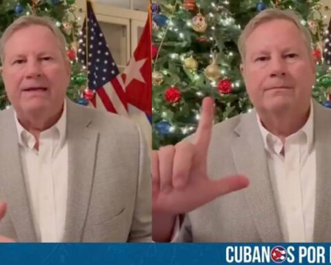 El jefe de la misión diplomática de los Estados Unidos en Cuba, Mike Hammer, envió un mensaje dirigido al pueblo cubano con motivo de la Nochevieja, en el que reconoció las dificultades colectivas vividas durante 2025 y destacó que Washington desea que la aspiración de cambio y libertad de los cubanos se materialice en 2026.