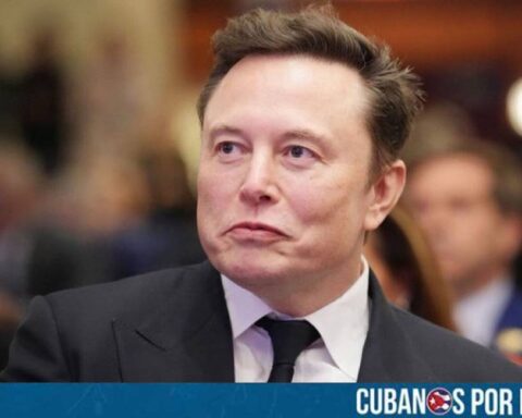 El empresario Elon Musk se convirtió en la primera persona en la historia en alcanzar un patrimonio neto estimado de 600 mil millones de dólares, según cálculos publicados por la revista Forbes.