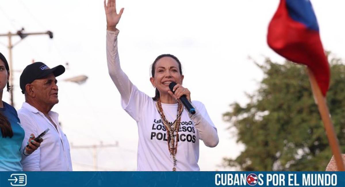 La líder opositora María Corina Machado salió de Venezuela de forma clandestina en un bote que la trasladó desde las costas de su país hasta la isla caribeña de Curazao, iniciando de esa manera su travesía para llegar a Oslo.