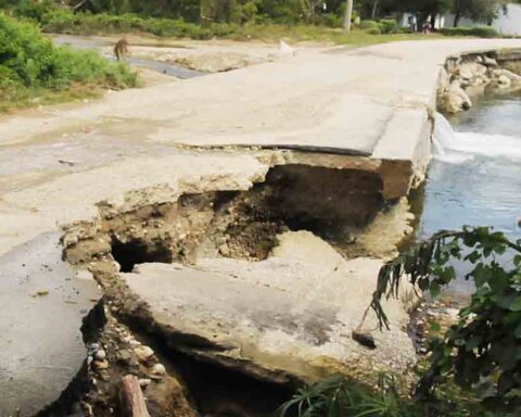 Habitantes de Guantánamo en serio peligro por un puente roto