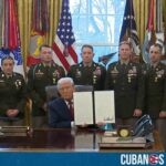 El presidente de los Estados Unidos, Donald Trump, firmó una orden ejecutiva que clasifica al fentanilo ilícito como un arma de destrucción masiva con el objetivo de intensificar las políticas federales destinadas a combatir la producción y el tráfico de esa droga sintética que ha causado un número significativo de muertes por sobredosis en el país.