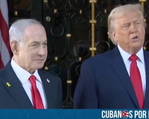 El presidente de Estados Unidos, Donald Trump, confirmó este lunes que fuerzas estadounidenses atacaron una instalación asociada al narcotráfico en Venezuela, en lo que representa una escalada significativa dentro de la estrategia de Washington contra las redes criminales que, según la Casa Blanca, operan con protección del régimen de Nicolás Maduro.