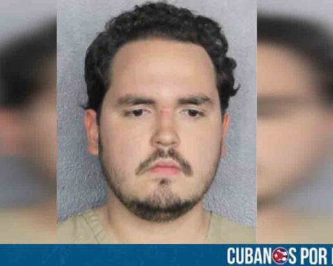 Migrante colombiano causó daños en un avión antes de su vuelo de deportación