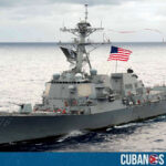 El destructor de misiles guiados de la Armada de Estados Unidos USS Stockdale (DDG-106) se encuentra operando en aguas del Caribe próximas a las costas de Cuba como parte de un despliegue naval estadounidense en la región, en una fase de operaciones que el Pentágono ha vinculado oficialmente a misiones de seguridad marítima y lucha contra el narcotráfico, aunque también adquiere significado geopolítico en medio de las tensiones con el régimen de La Habana.