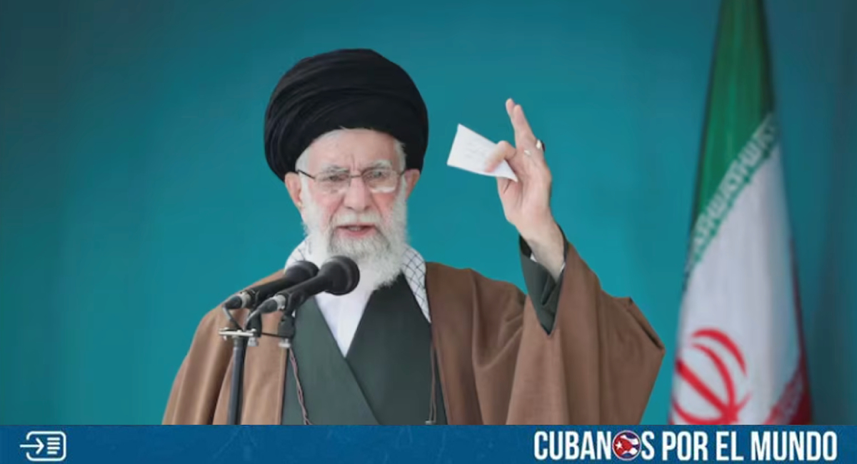 El líder supremo de Irán, el ayatolá Ali Khamenei, habría sido eliminado este sábado en una serie de ataques aéreos masivos y coordinados entre Estados Unidos e Israel contra objetivos en Teherán, según confirmaciones de altos funcionarios israelíes y fuentes estadounidenses citadas por múltiples agencias internacionales.