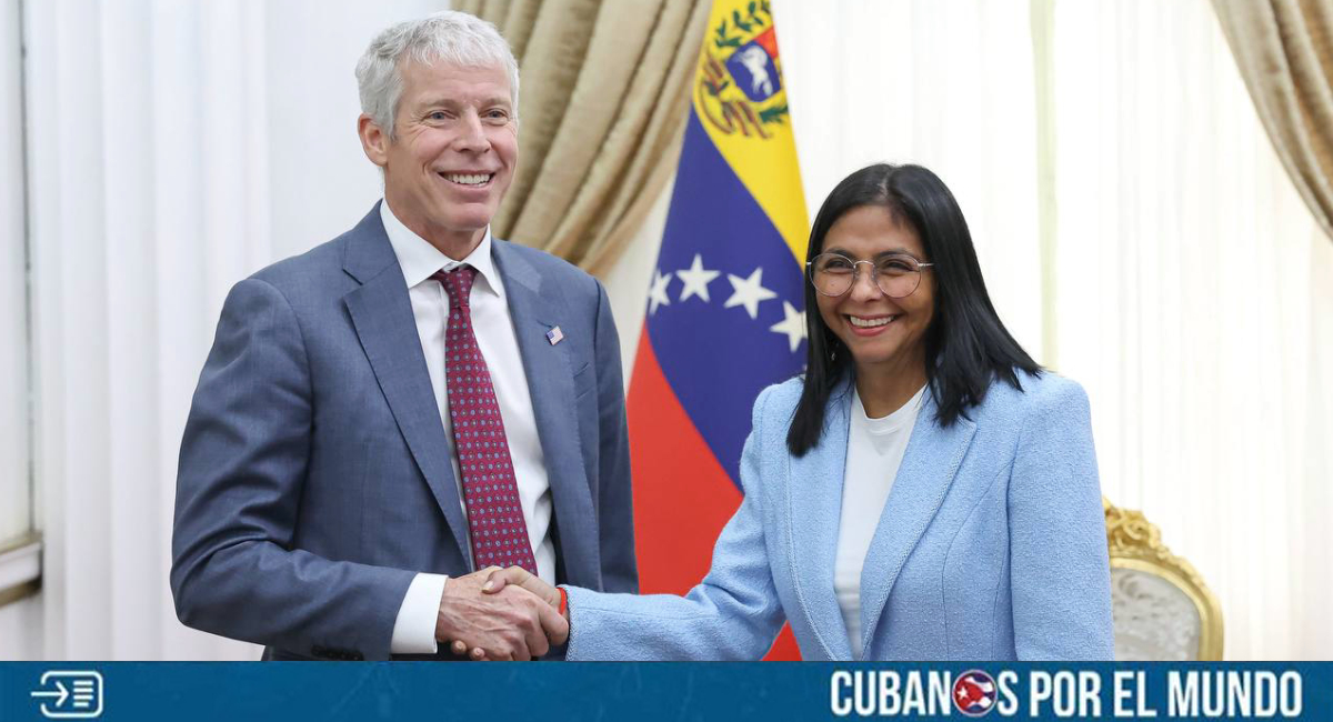 Hace apenas un mes, el régimen chavista temblaba bajo las bombas y veía caer a su máximo líder, el hoy exdictador Nicolás Maduro, capturado tras una operación militar estadounidense que sacudió a Caracas y dejó claro quién manda realmente en el tablero hemisférico. Hoy, el mismo Palacio de Miraflores que fue símbolo de arrogancia antiimperialista abre sus puertas con sonrisas, protocolo y hasta música para recibir al secretario de Energía de Estados Unidos, Chris Wright.