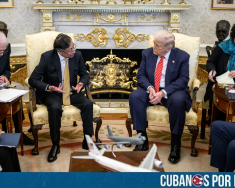 El presidente de Estados Unidos, Donald Trump, recibió este martes en la Casa Blanca al presidente comunista de Colombia, Gustavo Petro, en un encuentro bilateral en el que el mandatario estadounidense trasladó al narcoguerrillero los lineamientos centrales de su agenda para América Latina, según precisaron reportes de prensa internacional.