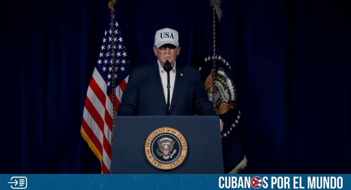 El presidente Donald Trump confirmó este sábado 28 de febrero que las fuerzas armadas de Estados Unidos han iniciado “operaciones de combate importantes” contra Irán, en una declaración en video publicada en su plataforma de redes sociales. El anuncio ocurre tras un aumento considerable de tensiones entre Washington y Teherán, y en coordinación con ataques aéreos realizados conjuntamente con Israel contra objetivos iraníes. 