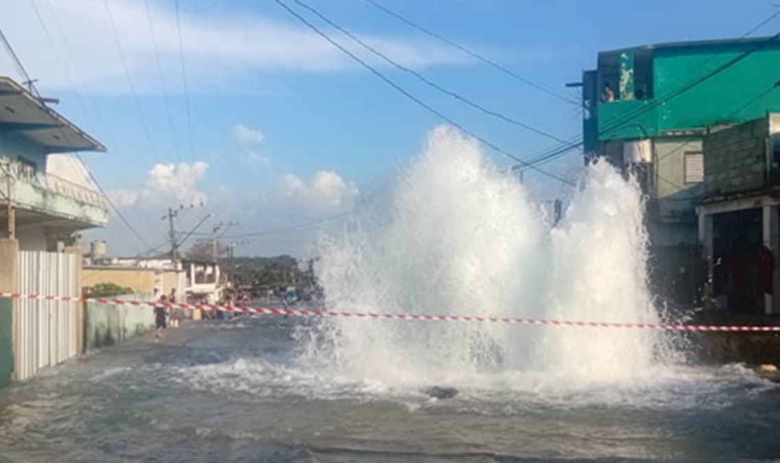 Explota conductora de agua en San Miguel del Padrón, provoca inundación y deja sin servicio a dos municipios