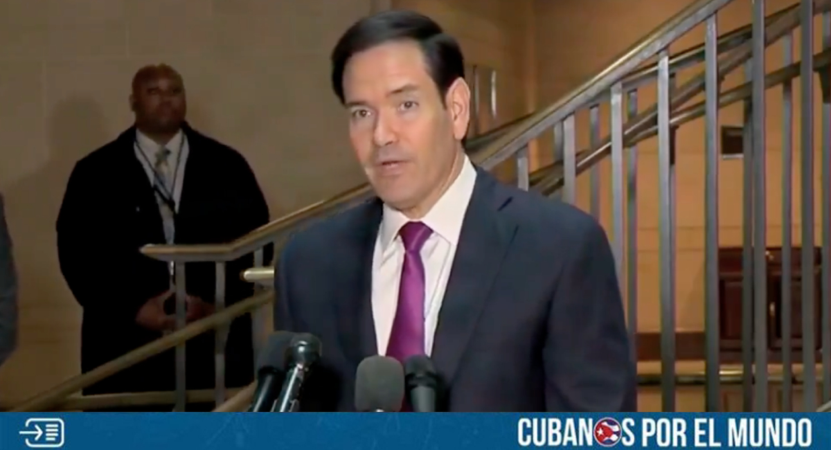 El secretario de Estado, Marco Rubio, justificó este lunes los ataques aéreos masivos y coordinados entre Estados Unidos e Israel contra objetivos iraníes —incluyendo la eliminación del ayatolá Ali Khamenei— argumentando que la inteligencia estadounidense detectó una “amenaza absolutamente inminente” contra fuerzas y activos de EE.UU. en la región.