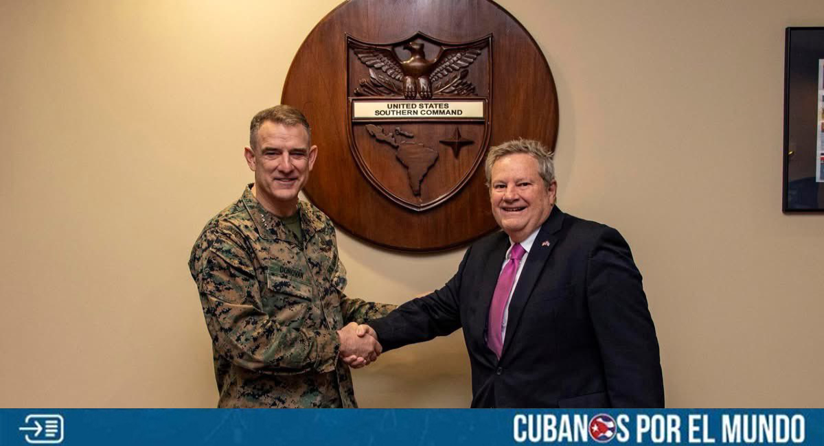 El jefe de misión de Estados Unidos para Cuba, Mike Hammer, sostuvo este jueves una reunión en Miami con el comandante del Comando Sur de Estados Unidos, el general Frank Donovan, en un encuentro centrado en evaluar la profunda crisis que atraviesa la isla bajo el control del régimen castrista.